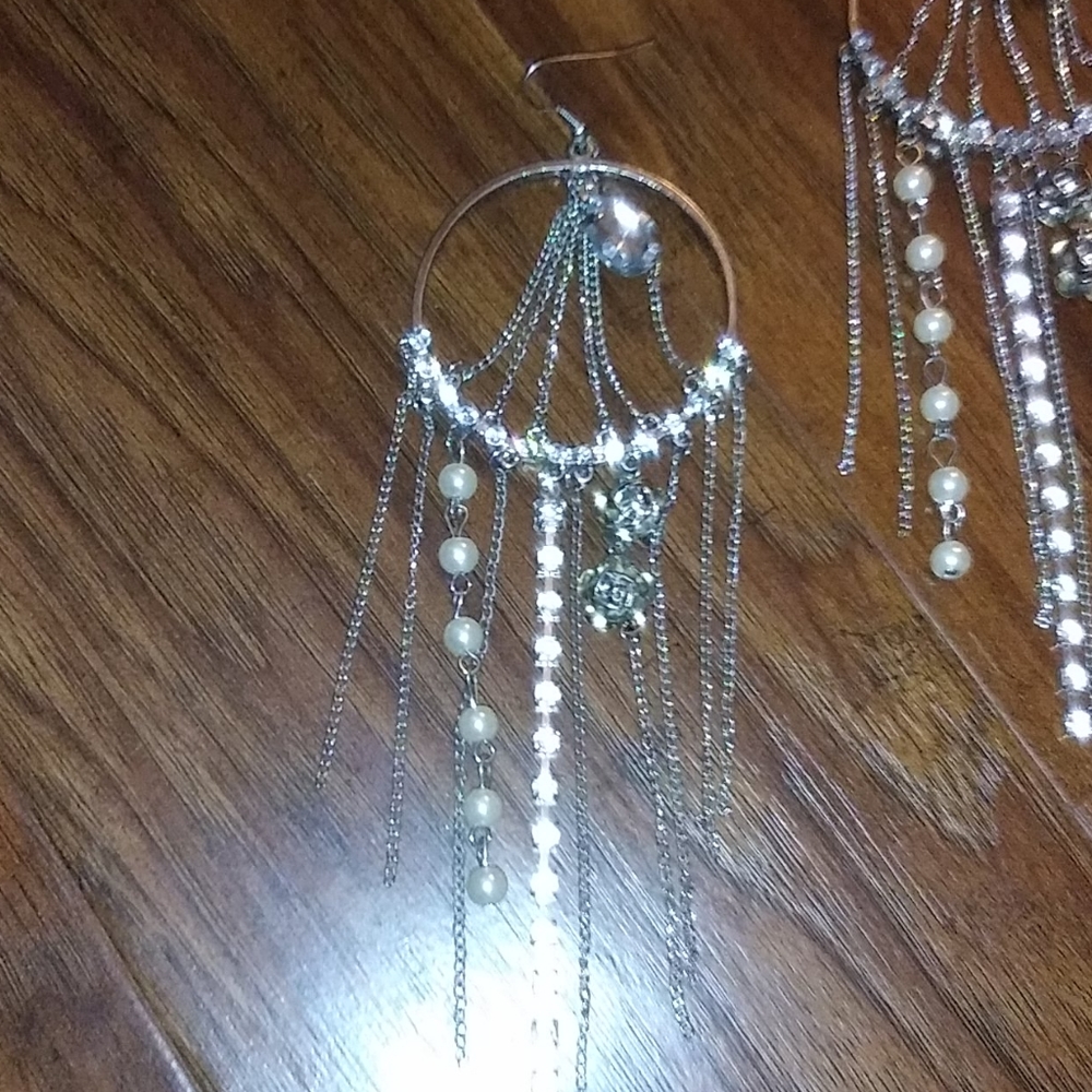 Long chain earrings - Picture 2 of 3